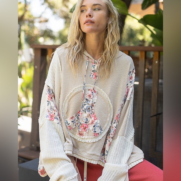 915. POL Pullover Hoodie Women's Oversized Tan Peace Applique Long Sleeve. - Picture 3 of 7